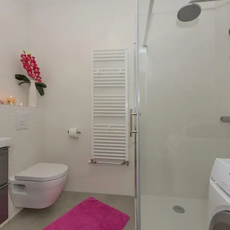 Penthouse Jure 마카르스카