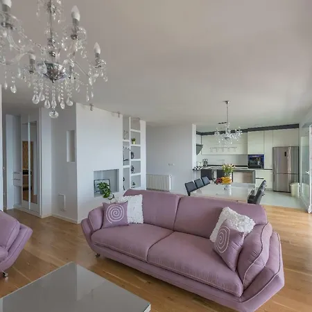 Penthouse Jure 마카르스카